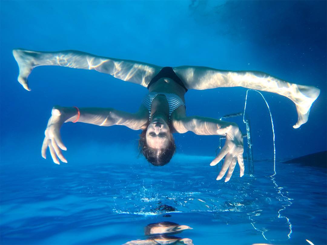 Концы в воду и вверх. Ноги под водой. Шпагат в воде. Гимнастка под водой. Под водой вверх ногами.
